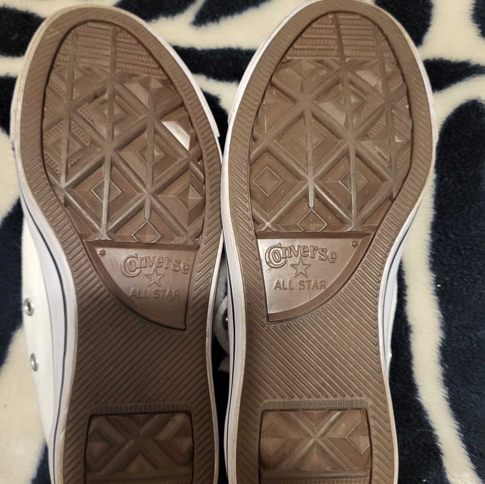 Converse Size 7 - Picture 3 of 5